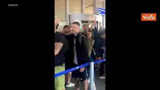 Bobby Solo incontra gli ultras della Sampdoria in aeroporto che gli dedicano un coro