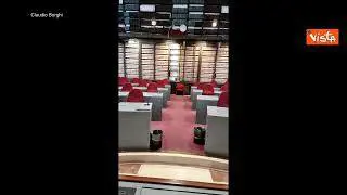 Claudio Borghi (Lega) mostra Sala Mappamondo: "Questo è il microfono che dissero avevo tolto a Tria"