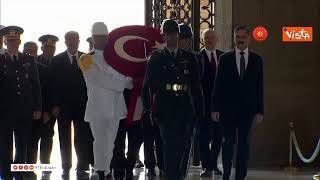 Erdogan rende omaggio al mausoleo di Anıtkabir, dedicato al fondatore della Turchia Atatürk
