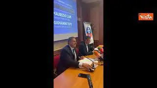 Toti scherza con i fotografi: "Alleanza squilibrata, Lupi è troppo magro. Fate attenzione"