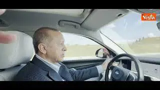 Erdogan fa un giro sul Suv elettrico della Togg, la casa automobilistica autarchica turca