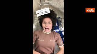 AstroSamantha mostra su Twitter come si fa lo shampoo sulla stazione spaziale