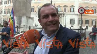 De Magistris: “Saltimbanchi politica pensano alla poltrona, non parlano dei problemi della gente”