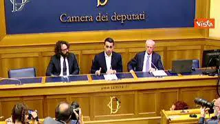 Di Maio: "Calenda bullo, non gli rispondo ma porgo l'altra guancia"