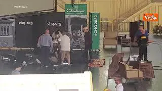 Lo scrittore Salman Rushdie aggredito sul palco a New York