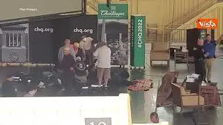 Lo scrittore Salman Rushdie aggredito a New York, ecco l'intervento dei soccorsi