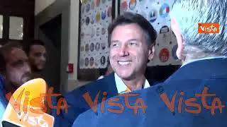 Conte mostra simbolo del Movimento 5 Stelle: Guardate che rosso cuore, il coraggio lo mettiamo noi