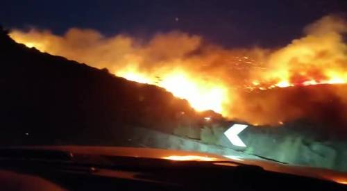 Vasto incendio a Pantelleria: case e turisti evacuati