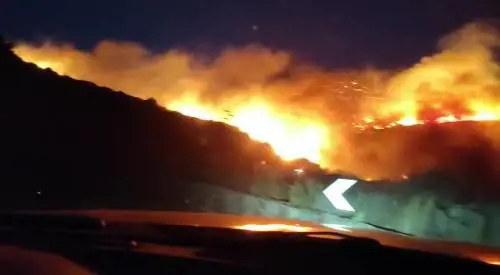 Vasto incendio a Pantelleria: case e turisti evacuati