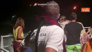 Incendio a Pantelleria, 30 persone evacuate via mare