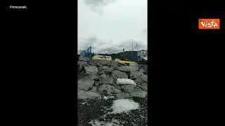 Maltempo in Liguria, cabine mare sui binari a Lavagna