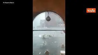 Tromba d'aria a Venezia, tavolini dei bar spazzati via. Caduti Frammenti da campanile San Marco