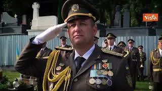 Zelensky depone una corona di fiori per i caduti nella guerra in Ucraina