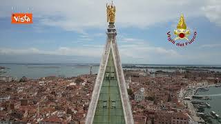Un drone ispeziona il campanile di San Marco a Venezia dopo il maltempo, nessun danno