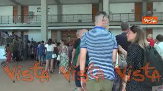 Meeting di Rimini, il Cardinale Zuppi celebra messa. La lunga fila per la Comunione