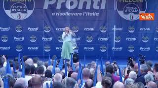 Meloni gesticola durante un comizio e scherza: "Che mano è? Famme sta attenta..."