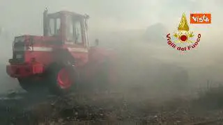 Incendio in azienda smaltimento rifiuti plastici ad Augusta, l'intervento dei Vigili del fuoco