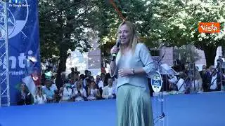 Comizio di Giorgia Meloni ad Ancona, urlano il suo nome e lei balla