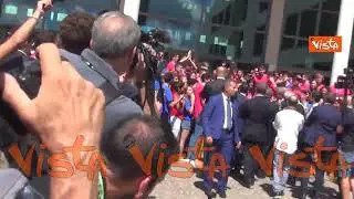 Draghi saluta il Meeting di Rimini con una foto con i volontari