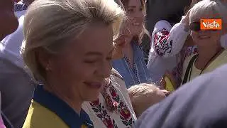 Festa indipendenza Ucraina, bandiera di 30 metri a Bruxelles. Anche von der Leyen alla celebrazione