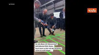 Trudeau e Scholz testano auto giocattolo alimentate a idrogeno a una fiera in Canada