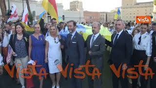 Indipendenza Ucraina, Ambasciatore Melnyk porta bandiera sui Fori Imperiali durante corteo a Roma