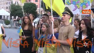 Indipendenza Ucraina, i canti sotto al Colosseo nella manifestazione organizzata a Roma