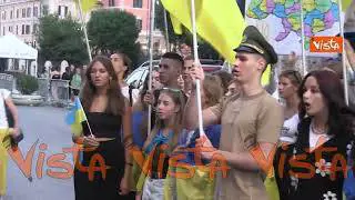Indipendenza Ucraina, i canti sotto al Colosseo nella manifestazione organizzata a Roma