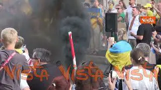 Sirene, fumo nero ed i ‘caduti’ della guerra, il flashmob al Colosseo per l’indipendenza Ucraina