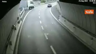 Tir fa inversione a U in autostrada a Genova, le immagini