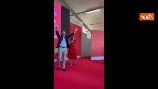 Applauso per Letta al suo arrivo alla Festa dell'Unita di Bologna