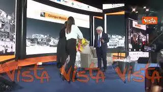 Meloni e Tajani all'evento di Affari Italiani, il saluto col bacio sotto il palco