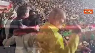 Bolsonaro a un rodeo in Brasile, giro d'onore a cavallo e ovazione del pubblico