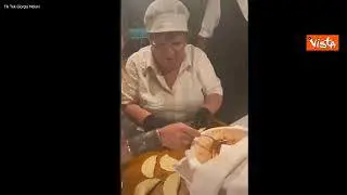 Giorgia Meloni in Puglia a lezione di panzerotti, il video postato su TikTok