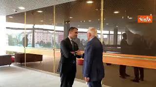 Di Maio a Praga per riunione ministri degli Esteri Ue, l'abbraccio con Borrell
