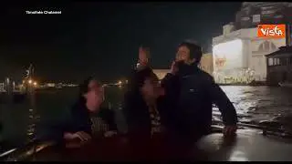 Venezia 79, l'attore Timothee Chalamet arriva al Lido di notte cantando a bordo di una barca