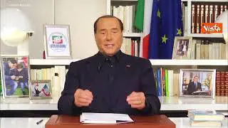 Berlusconi cambia look per la videopillola di programma: Sono sempre io, ma senza cravatta