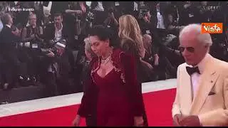 Brunetta abbracciato alla moglie sul red carpet del Festival del Cinema di Venezia. Ecco l'arrivo