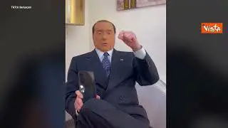 Berlusconi racconta barzelletta su TikTok con lui per protagonista insieme a Biden, Putin e il Papa