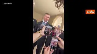 Venezia 79, l'attore Timothée Chalamet firma autografi ai fan