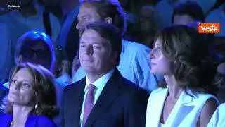 Renzi e Calenda aprono campagna elettorale a Milano cantando l'inno di Mameli