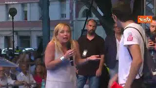 Attivista Lgbt+ sale sul palco del comizio di Giorgia Meloni a Cagliari con la bandiera arcobaleno