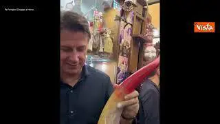 Conte a Napoli riceve in dono un maxi-corno portafortuna (con dipinto il suo ritratto)