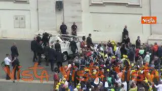 Papa Luciani Beato, il giro di Piazza San Pietro di Papa Francesco sulla Papa-mobile