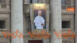 Beatificazione Papa Luciani, a San Pietro svelato l’arazzo con l’effige del Beato. Le immagini