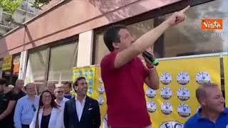 Salvini a Bolzano saluta l'edicolante: "Andate a comprare i giornali, ma non quelli di sinistra"