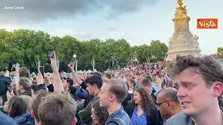 Addio alla regina Elisabetta, a Buckingham Palace si canta "God save the King"