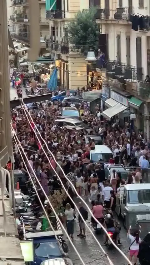 Le immagini della ressa per l'arrivo della tiktoker Rita De Crescenzo