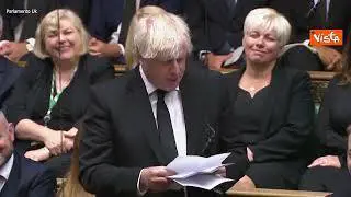 Boris Johnson ricorda al Palrmento Uk di quando la regina Elisabetta "si lanciò col paracadute"