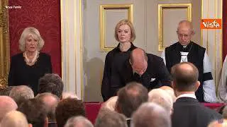 Carlo è re: William e Camilla firmano la proclamazione